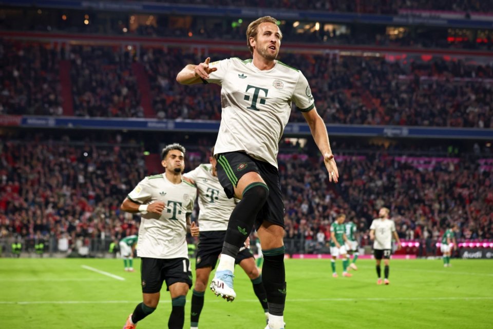 看台沙特球迷目睹主裁判给中国队点球，比划手抗议示意看VAR